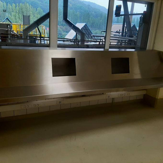 Étude de l'ergonomie pour l'installation de pupitres en inox